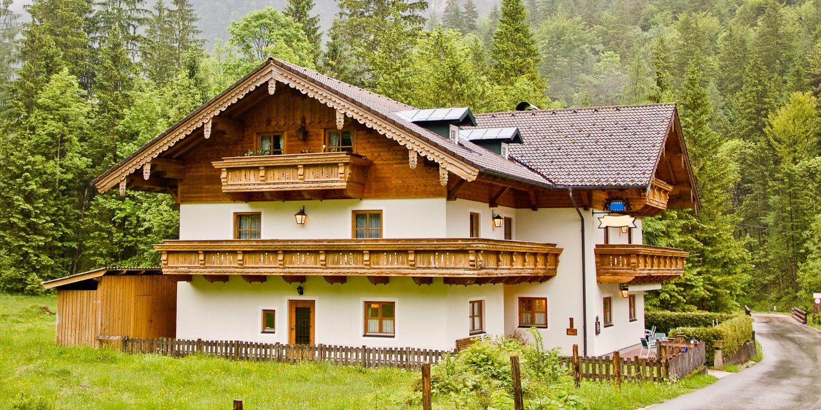 ¿Qué requisitos necesito cumplir para construir en terrenos rústicos en Valencia?