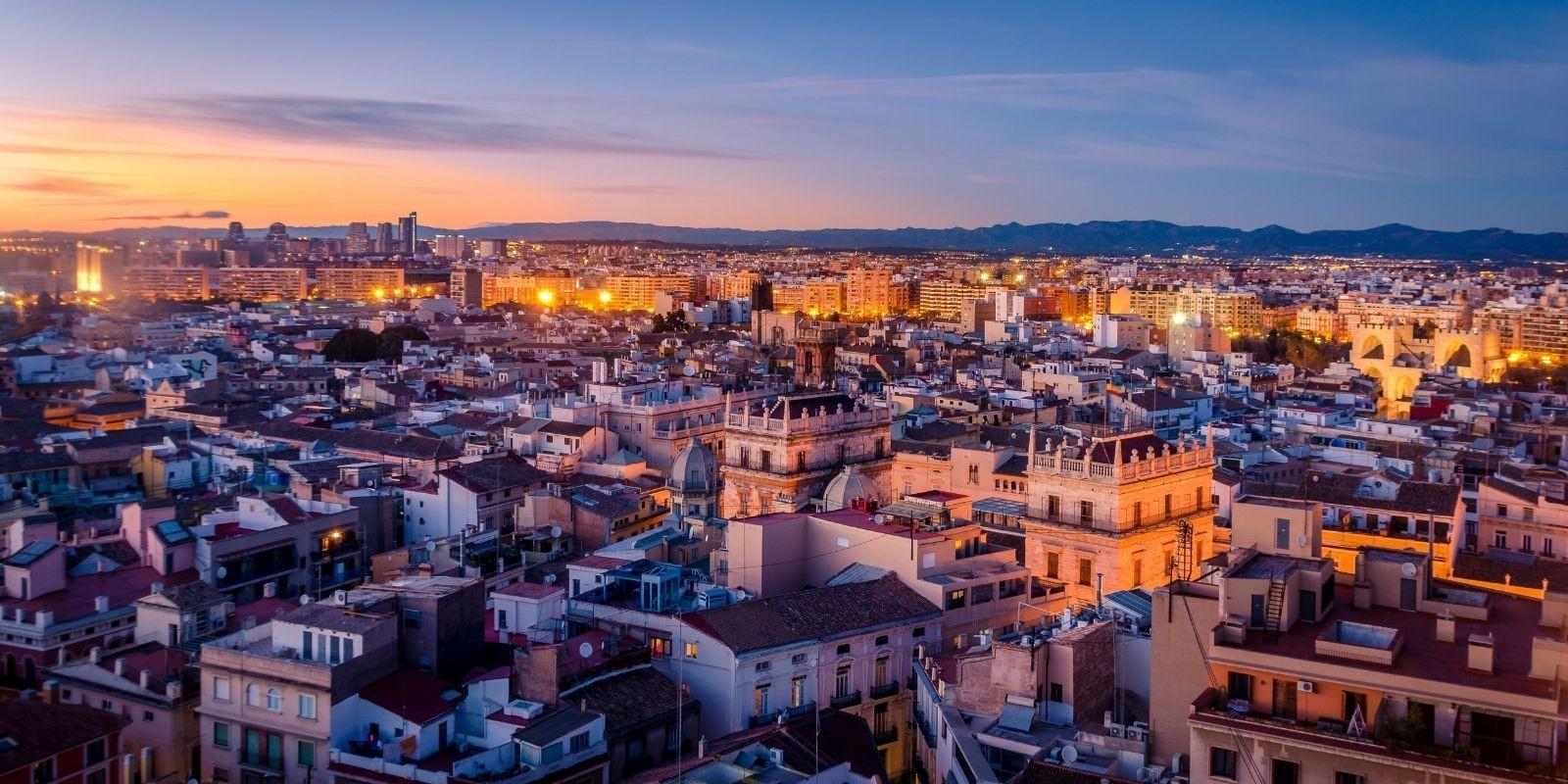 Ventajas y Desventajas de Vivir en Valencia 2025